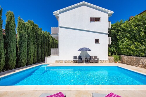 House Rose With Private Pool And Garden