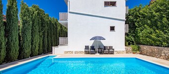 House Rose With Private Pool And Garden