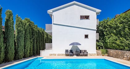 House Rose With Private Pool And Garden