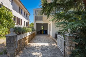 Property grounds - House Rose With Private Pool And Garden (Krk)