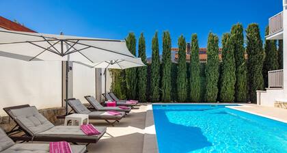 House Rose With Private Pool And Garden