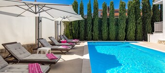 House Rose With Private Pool And Garden