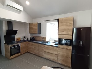 Fridge, microwave, oven, stovetop - Comme à la Maison ! Location Saisonnière (Matour)