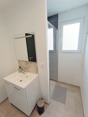Doccia, asciugacapelli, asciugamani, sapone