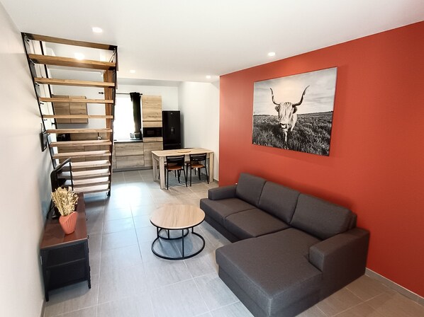 TV, books - Comme à la Maison ! Location Saisonnière (Matour)