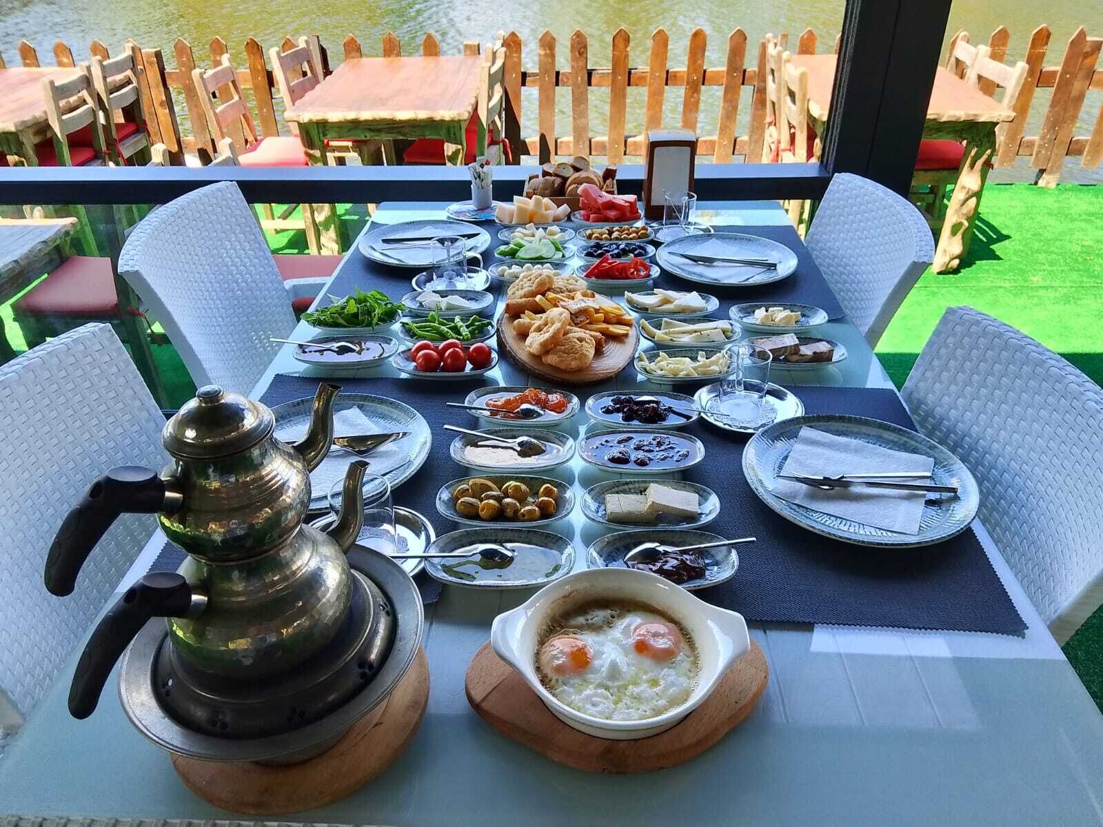 Breakfast, lunch, dinner served; local and international cuisine 