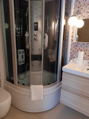 Combined shower/tub, hair dryer, slippers, towels - My Dream Otel Cafe Restaurant (Istanbul)