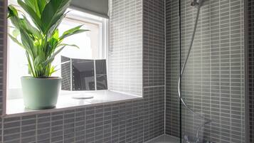 Separate tub and shower, free toiletries, hair dryer, towels
