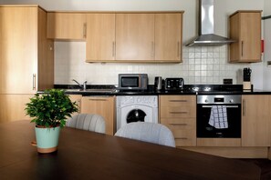 Full-size fridge, microwave, oven, stovetop