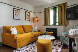 43-inch Smart TV with digital channels, books - Round House Apartments (London)