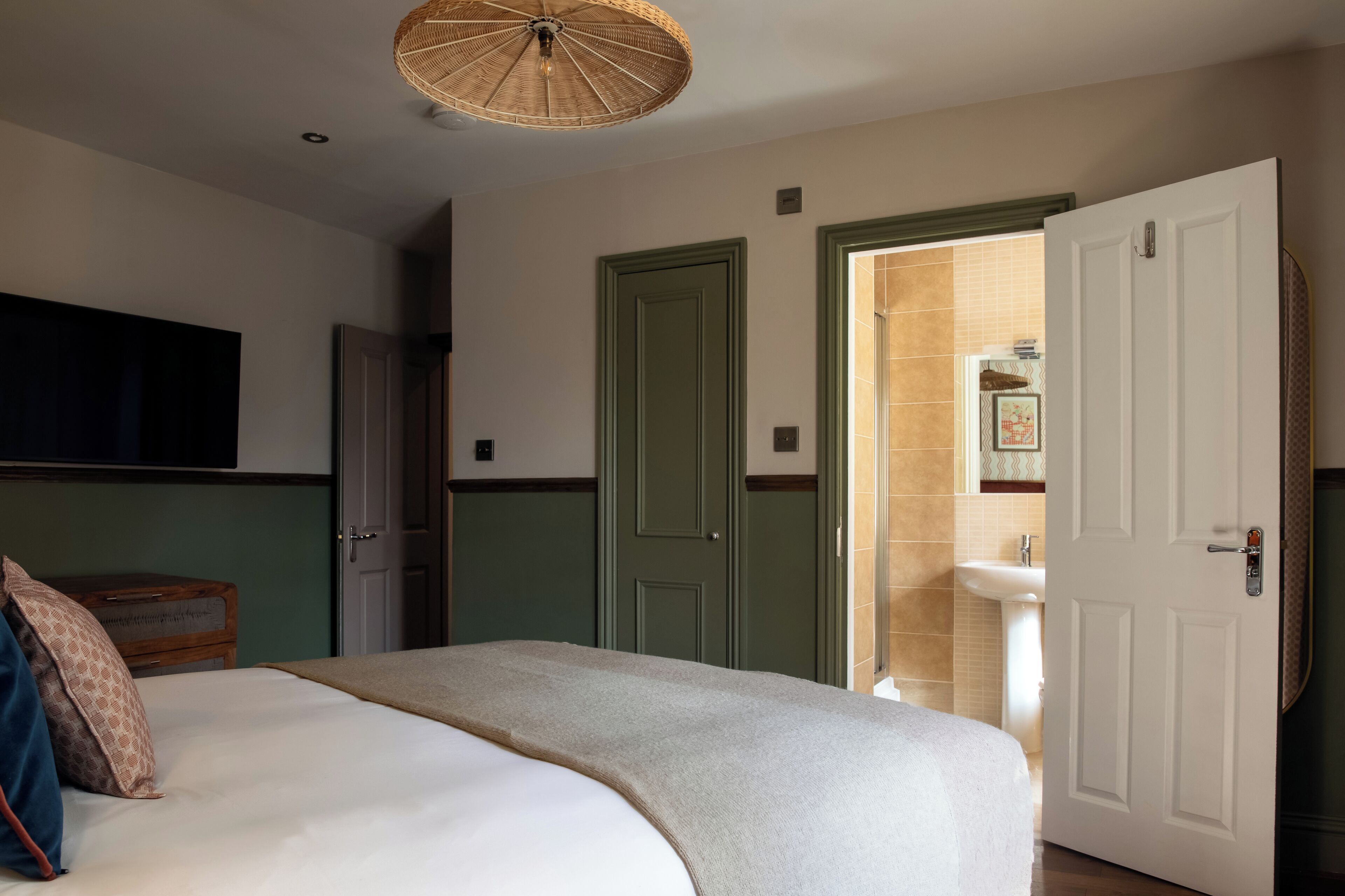 2 bedrooms, desk, laptop workspace, blackout drapes