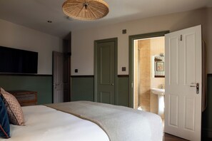 2 bedrooms, desk, laptop workspace, blackout curtains - Round House Apartments (London)