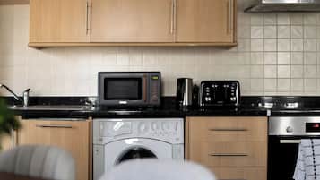 Full-size fridge, microwave, oven, stovetop