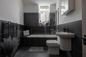 Deluxe Apartment Top Floor | Bathroom | Separate tub and shower, free toiletries, hair dryer, towels - Round House Apartments (London)