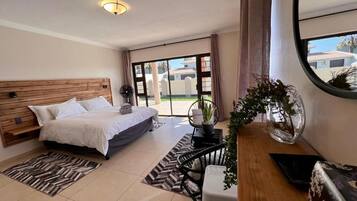 6 chambres, bureau, fer et planche à repasser, lit parapluie