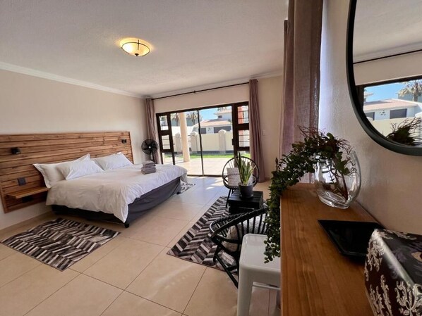 6 Schlafzimmer, Schreibtisch, Bügeleisen/Bügelbrett, Reisekinderbett