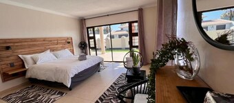 Spacious 6-bedroom house, full equipped, in wonderful Swakopmund with WiFi