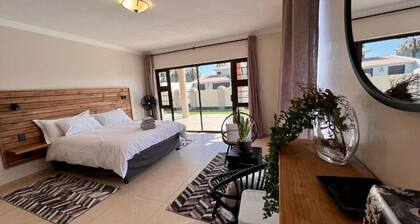 Spacious 6-bedroom house, full equipped, in wonderful Swakopmund with WiFi