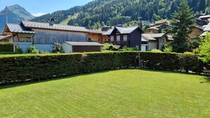 Zona residencial con casas, césped cuidado y montañas al fondo.