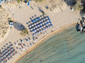 Beach nearby - Coastal Villa Defined by Detail & Sleek Simplicity by etouri (Chania)