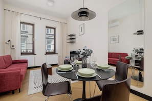 Apartamento, 1 quarto, sacada | Cozinha privada | Micro-ondas, fogão, cafeteira/chaleira, chaleira elétrica