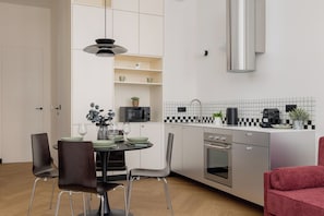 Apartamento, 1 quarto, sacada | Cozinha privada | Micro-ondas, fogão, cafeteira/chaleira, chaleira elétrica