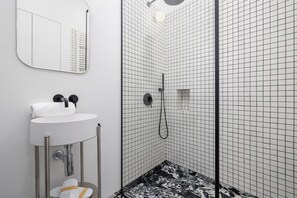 Huoneisto, 1 makuuhuone, parveke | Kylpyhuone | Suihku, pyyhkeet