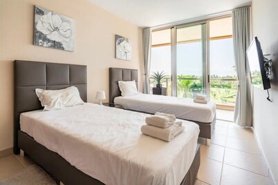 Luxury 3BR 7 pools Beach 200 m