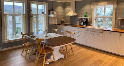 Koselig Stort Gårdshus, M/boblebad. Båt kan Leies