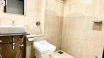 Regadera, toallas, jabón, shampoo