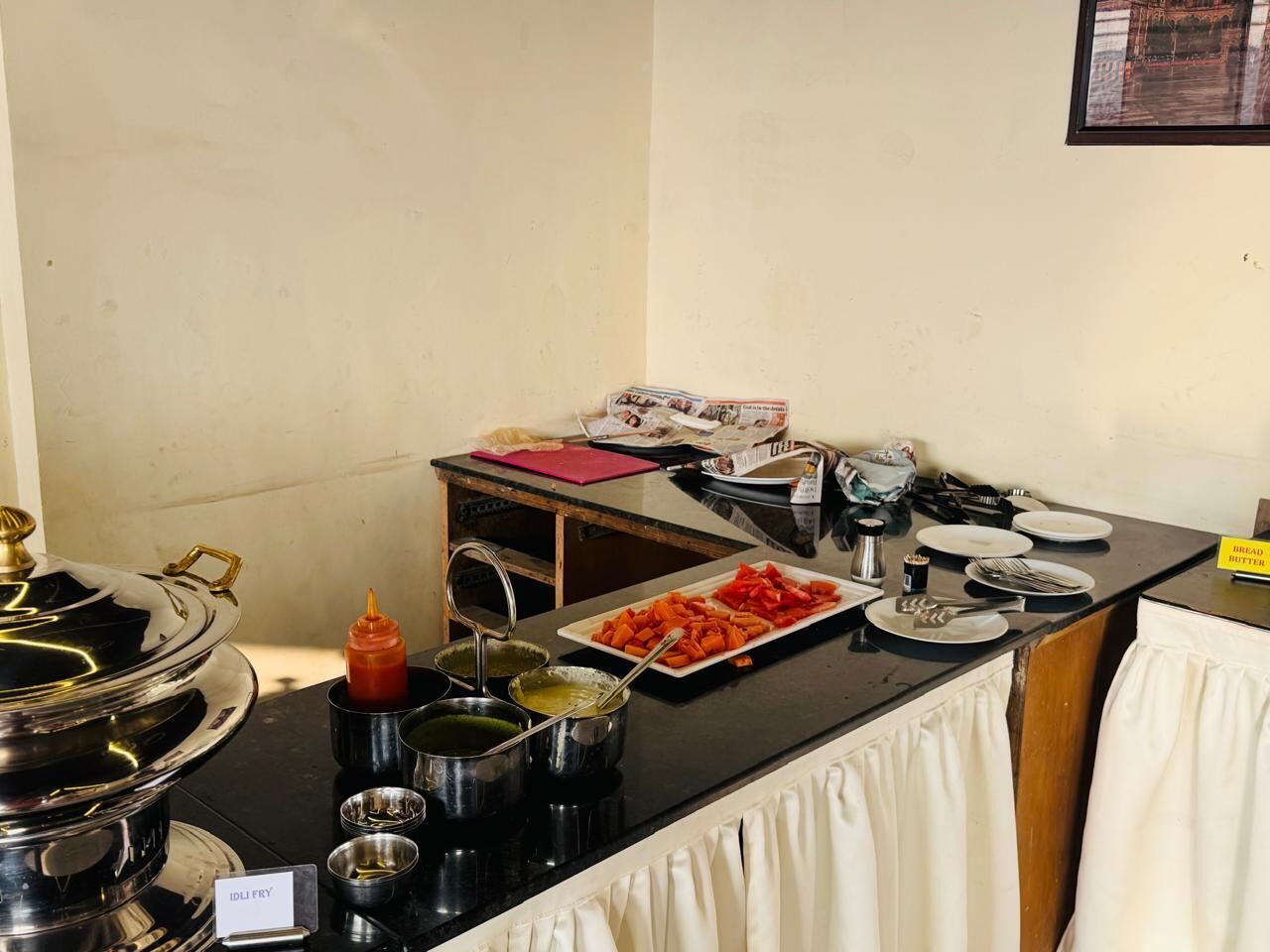 Una mesa de buffet con diferentes alimentos y salsas.