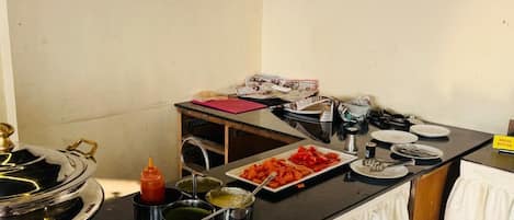 Una mesa de buffet con diferentes alimentos y salsas.
