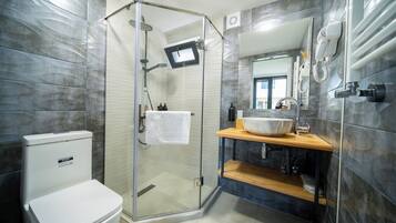 Comfort Duplex, Garden View | Bilik Mandi | Kelengkapan dandanan diri percuma, pengering rambut, tuala disediakan