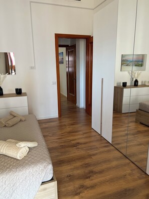 1 habitación, tabla de planchar con plancha, wifi gratis y ropa de cama 