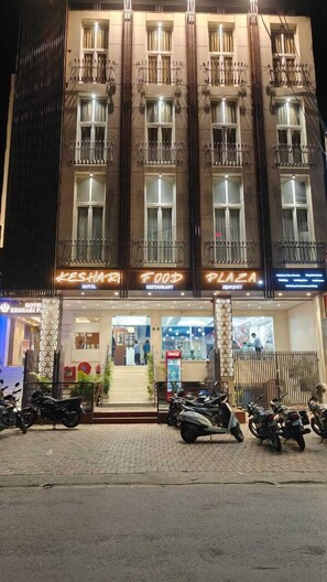 Fachada da propriedade à noite