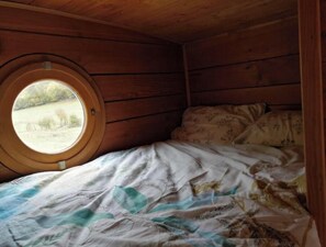 1 bedroom, bed sheets