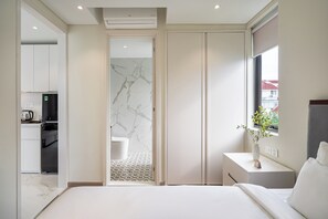 Junior One-bedroom Suite Balcony | ห้องน้ำ | ของใช้ในห้องน้ำฟรี, ไดร์เป่าผม, โถสุขภัณฑ์แบบบิเดท์, ผ้าเช็ดตัว