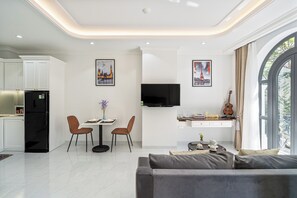 Premier Suite Balcony - Street View | Free WiFi, bed sheets - The Royal Vista - Phu My Hung (Ho Chi Minh City)