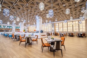 อาหารเช้าแบบบุฟเฟ่ต์ทุกวัน (CNY 58 ต่อคน)