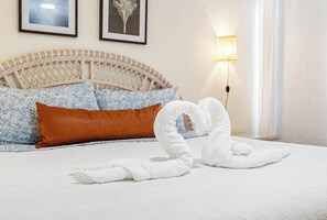 2 bedrooms, desk, iron/ironing board, free WiFi - Beachside Bliss: Cozy Condo Escape Awaiting You! (Indian Rocks Beach)