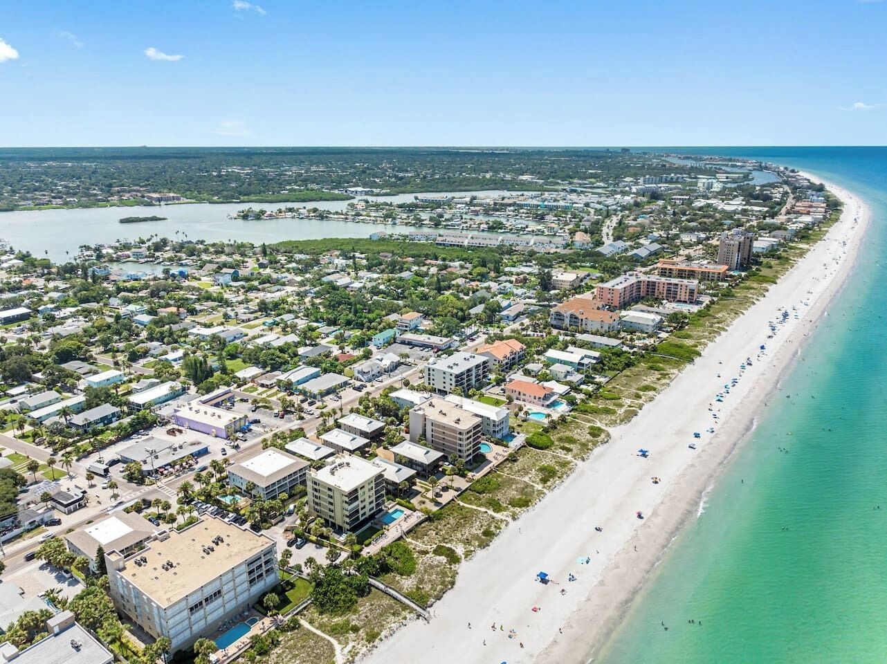 Beach nearby, sun loungers, beach towels
