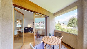 Outdoor dining - Beautiful, stylishly furnished 2-room flat on the 1st floor, in a quiet and cent (Sils/Segl Maria)