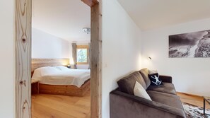 1 bedroom, iron/ironing board, Internet, bed sheets - Beautiful, stylishly furnished 2-room flat on the 1st floor, in a quiet and cent (Sils/Segl Maria)