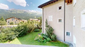 Property grounds - Beautiful, stylishly furnished 2-room flat on the 1st floor, in a quiet and cent (Sils/Segl Maria)