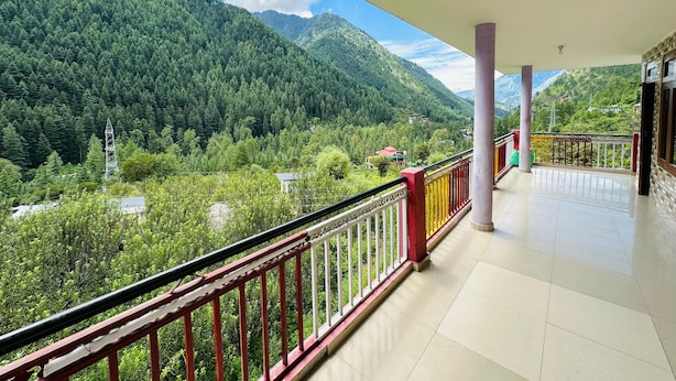 A balcony with a view of a mountainous landscape. - Pirates Of Parvati (Bhuntar)