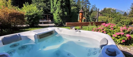 Outdoor spa tub