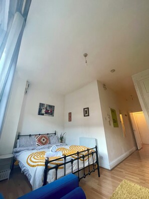 1 dormitorio, tabla de planchar con plancha, wifi gratis y ropa de cama