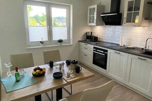 Fridge, microwave, oven, stovetop - New! Fantastic vacation home with upscale furnishings awaits you! (Geestland)