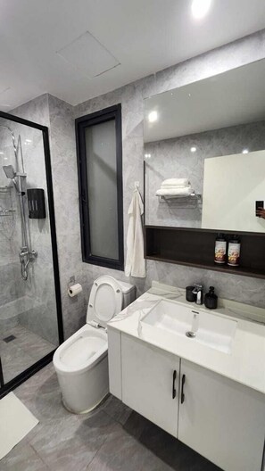 Comfort Apartment, Balcony, Pool View | Bathroom | Slippers