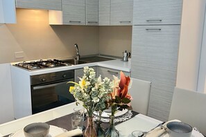 Refrigerador, horno, parrilla de estufa y lavavajillas 